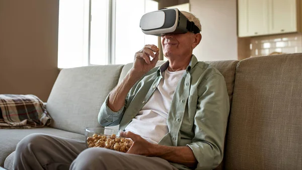 Hombre de pelo gris viendo vídeo con gafas VR —  Fotos de Stock