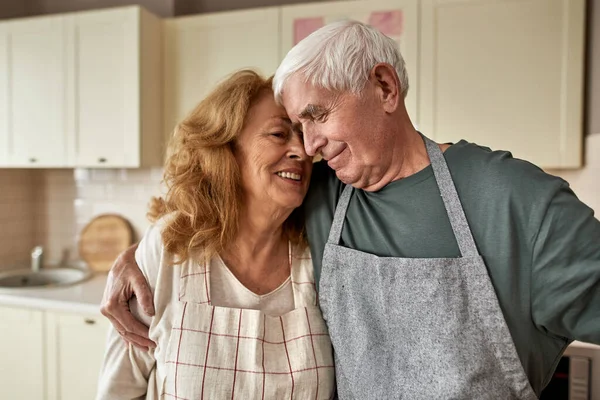 部分的なイメージの男抱擁彼の妻でホームキッチン — ストック写真