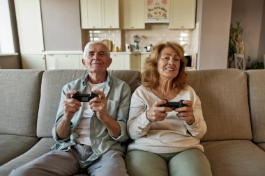 Son sınıf çifti joystickle video oyunu oynuyor.