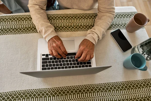 Ritagliato di donna che digita sul computer portatile vicino al marito — Foto Stock