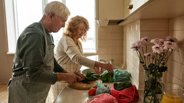 カップル家庭のキッチンで野菜からサラダを調理 — ストック写真