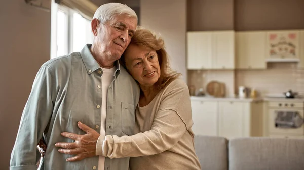 Senior coppia caucasica abbracciarsi a casa — Foto Stock