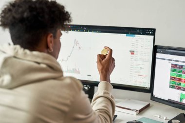 Arka planda veri endeksi borsası olan bitecoin sembolü bulunan çok ırklı borsa simgesi.