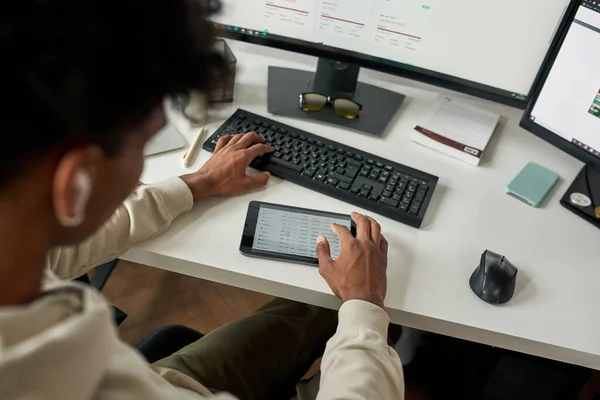 Vista superior del comerciante de raza mixta analizando el tipo de cambio de criptomoneda en la tableta — Foto de Stock