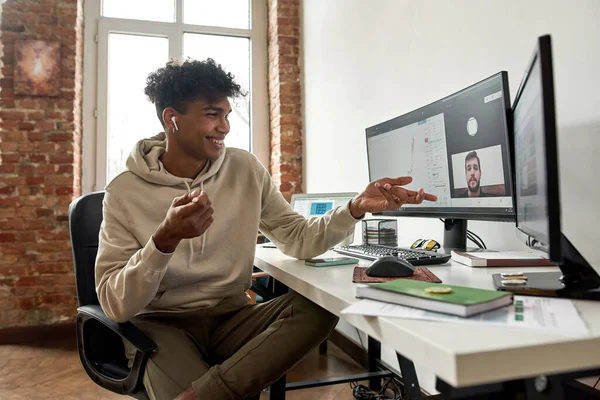 Afrikanischer Händler analysiert Kryptowährungs-Finanzmarkt auf Webkonferenz — Stockfoto