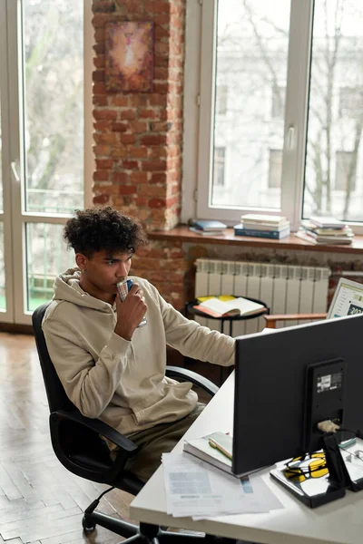 Afroamerikanische Freiberuflerin arbeitet von zu Hause aus — Stockfoto