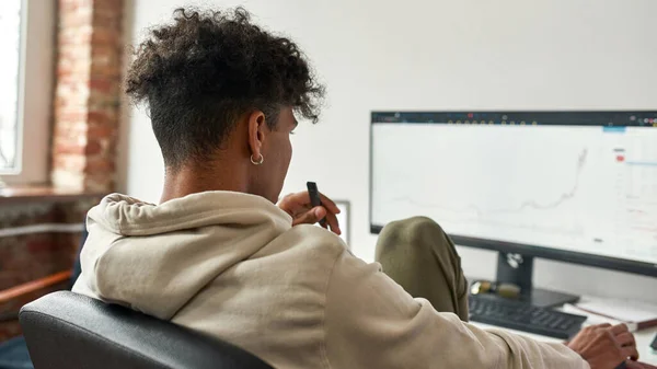 Afroamerikanischer Händler Investor verdampft elektronisches Gerät, während er am PC arbeitet — Stockfoto