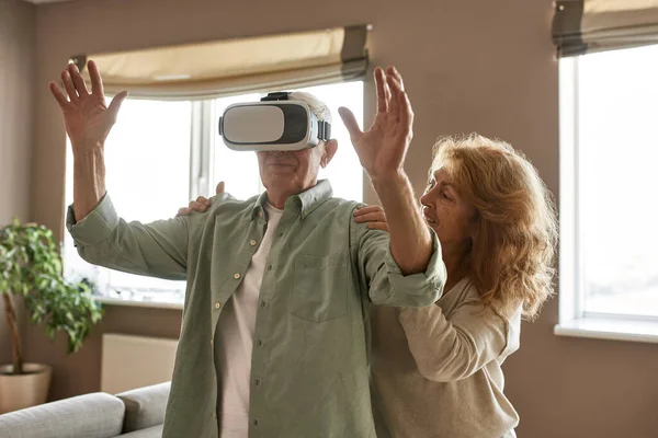 Mujer mirando a su marido usando VR Glasse —  Fotos de Stock