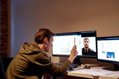 Video görüşmesinde iş arkadaşınla ciddi ticari konuşmalar.