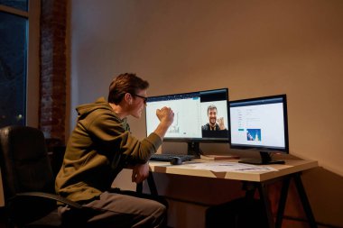 Tüccar, video görüşmesi sırasında meslektaşıyla kutlama yaptı