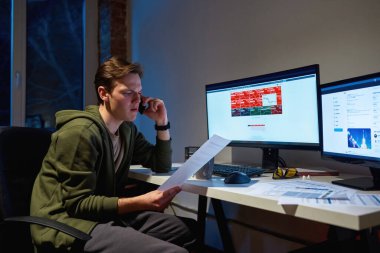 Akıllı telefonda tüccar konuşması ve kağıt dökümanlarına bak