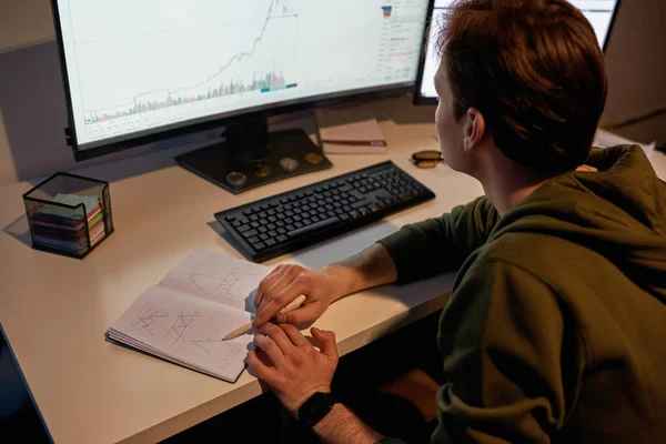 Trader assistir e desenhar gráfico de negócios no notebook — Fotografia de Stock