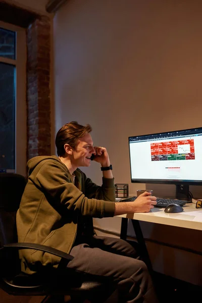 Hombre comerciante viendo en los datos del mercado de valores en línea — Foto de Stock