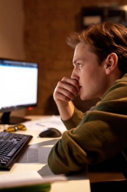 Bilgisayar monitöründen izleyen odaklanmış erkek tüccar