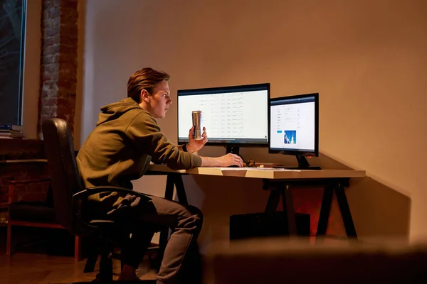 Comerciante de observación de datos en stock en monitor de ordenador —  Fotos de Stock