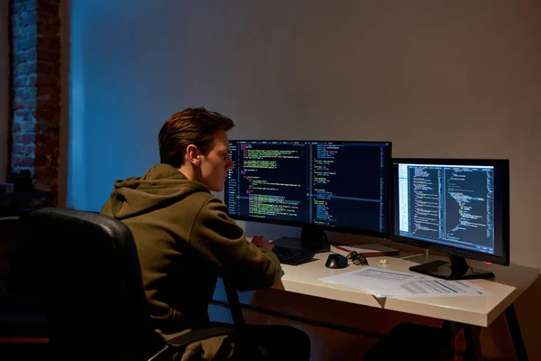 暗号マイニングのためのIT開発者プログラミングスクリプト — ストック写真