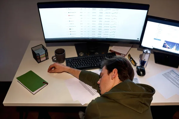 Vista superior de hombre cansado comerciante o corredor de dormir —  Fotos de Stock