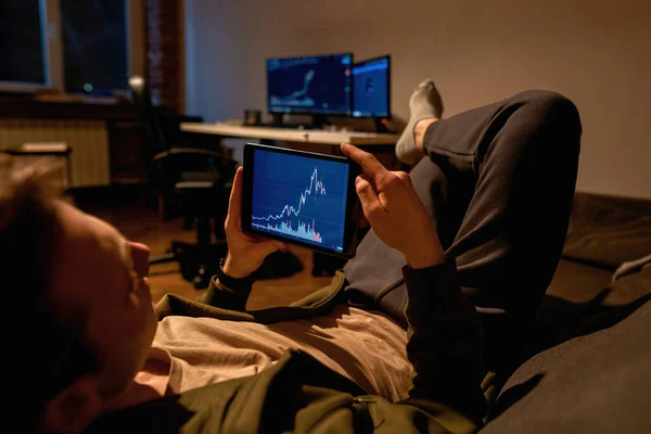 Investor sledující finanční údaje na digitálním tabletu — Stock fotografie