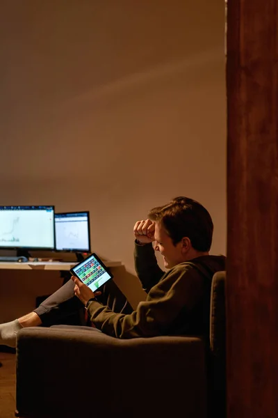 Gioioso commerciante maschile guardare i dati su tablet digitale — Foto Stock