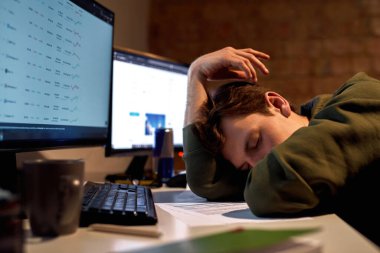 Masada uyuyan yorgun erkek tüccar ya da simsar.