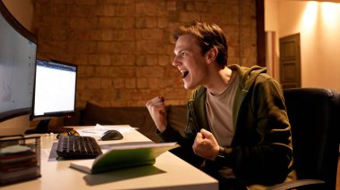 Neşeli erkek tüccar iş grafiğini izliyor.