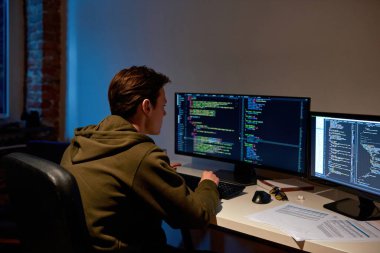 Bilgisayarda ve programlamada izleyen IT geliştiricisi