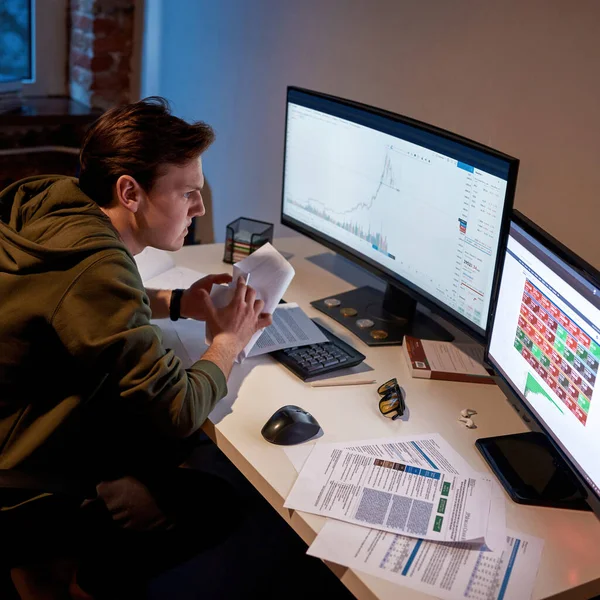 Dissatisfied male trader watch on business graph — Stock Photo, Image