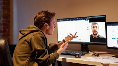 Videodaki meslektaşımla endişeli tüccar konuşması.