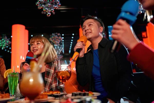 Karaoke spolu s přáteli a užívají si čas v karaoke klubu, — Stock fotografie