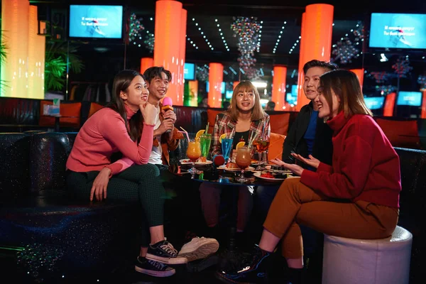 Grupo de amigos asiáticos divirtiéndose y celebrando en el club de karaoke, — Foto de Stock