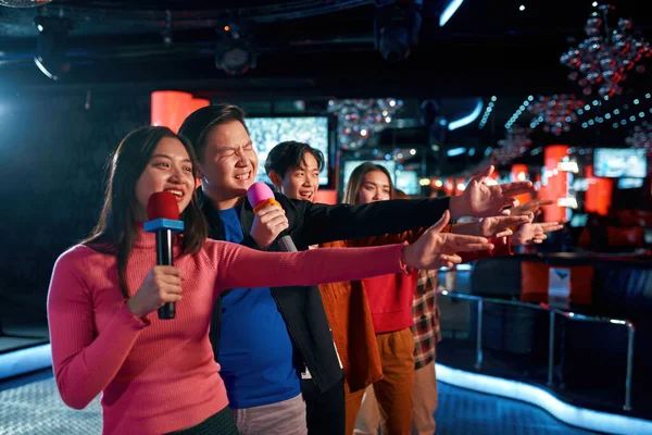 Clubbers rockeando y relajándose en el club de karaoke en el escenario — Foto de Stock
