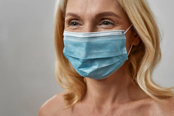 Kafkas kadınının kısmi görüntüsü tıbbi maske takıyor — Stok fotoğraf