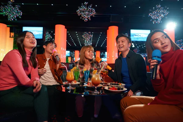 Karaoke junto con amigos y disfrutando del tiempo en el club de karaoke, — Foto de Stock