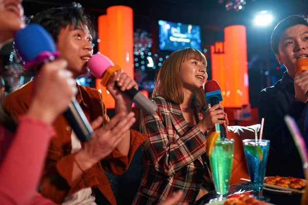 Karaoke tillsammans med vänner och njuta av tid i karaokeklubben, — Stockfoto