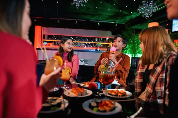 Beber cócteles en la fiesta y disfrutar de la amistad juntos en el bar karaoke — Foto de Stock