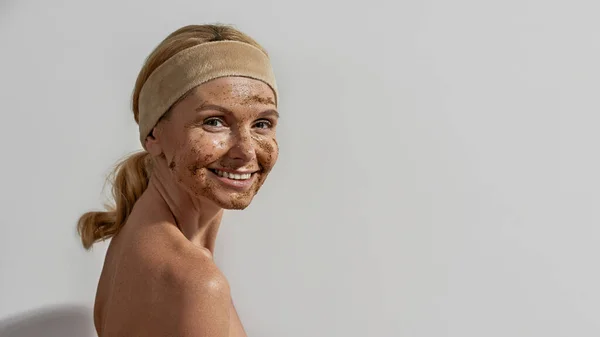 Mulher europeia com café e esfoliação de sal no rosto — Fotografia de Stock
