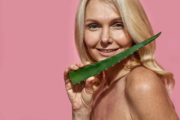 Gewassen afbeelding van de vrouw houden aloë vera groen blad — Stockfoto