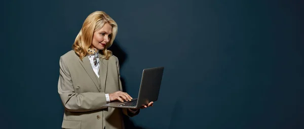 Maturo donna d'affari digitando e guardando sul computer portatile — Foto Stock