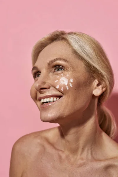 Mujer con foto de sol de crema solar en su cara — Foto de Stock
