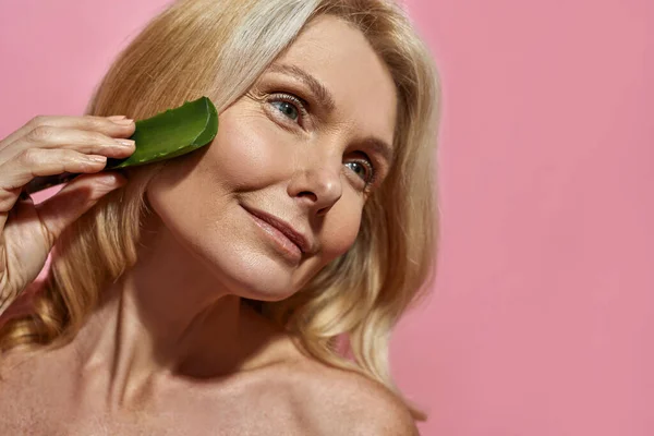 Partial of middle aged woman hold aloe vera leaf — Stock Photo, Image