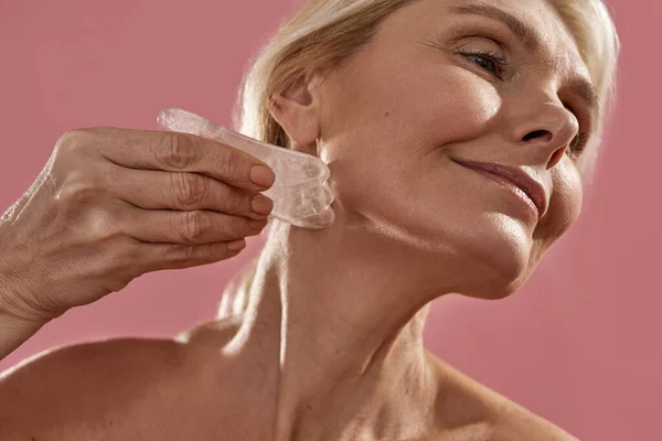Cropped image of woman apply ice slice on her neck — Stock Photo, Image