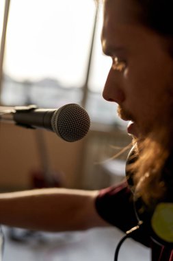 Bulanık evde şarkı söyleyen şarkıcının bir kısmı