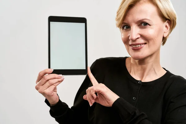 Dijital tablet gösteren kadının kırpılmış görüntüsü — Stok fotoğraf
