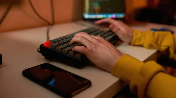 Recadré de type développeur informatique sur le clavier de l'ordinateur — Photo