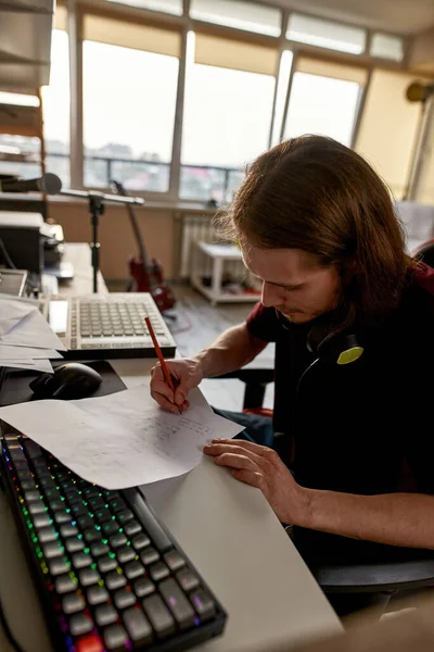 Hombre compositor escribir texto de la canción en el estudio en casa —  Fotos de Stock