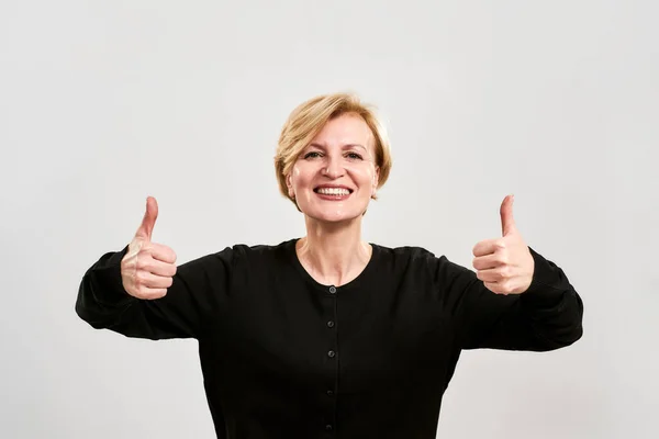 Feliz adulto caucásico mujer mostrar los pulgares hacia arriba gesto —  Fotos de Stock