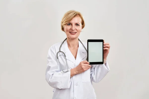 Női orvos gazdaság és bemutató digitális tabletta — Stock Fotó