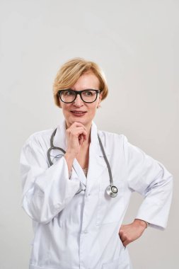 Düşünceli kadın doktorun ön görüntüsü. Başka tarafa bak.