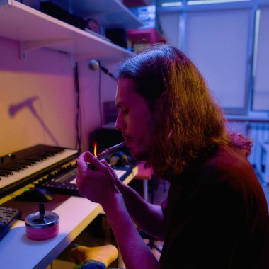 Müzik yaparken erkek besteci hafif kenevir