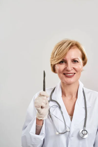 Χαμογελαστός ξανθός πλαστικός χειρουργός με νυστέρι — Φωτογραφία Αρχείου